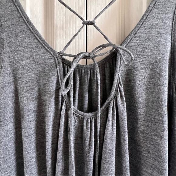 3/$25.00 🛍 TRESICS Cute flowy top with tie detail in the back - Picture 4 of 5